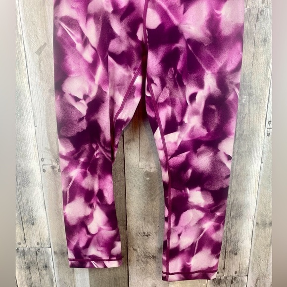 Lululemon Wunder Under Crop (Hi-Rise) 21" in Blush Blossom Size 6. - Picture 6 of 14